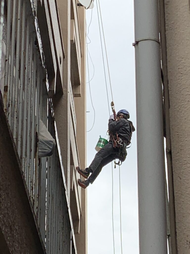 無足場工法ロープアクセスシール工事