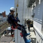 東京都千代田区　無足場工法ロープアクセスエアコン交換工事