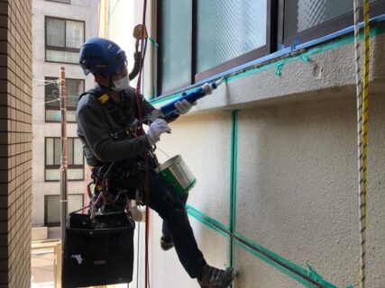 無足場工法　ロープアクセスシール工事