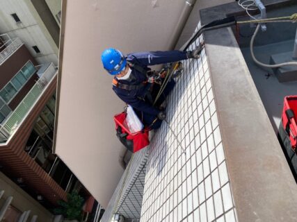 東京都千代田区　無足場工法　ロープアクセス外壁調査