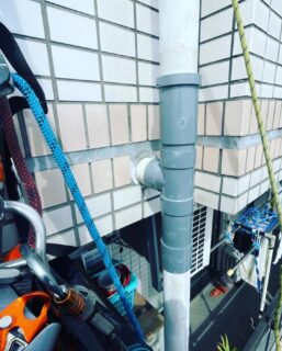 無足場工法ロープアクセス排水管工事