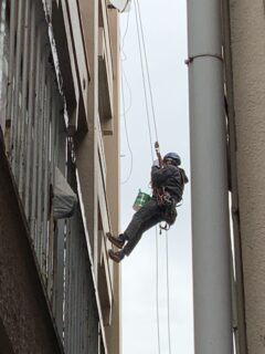無足場工法ロープアクセスシール工事