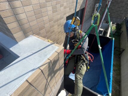 東京都足立区　無足場工法ロープアクセスタイル工事