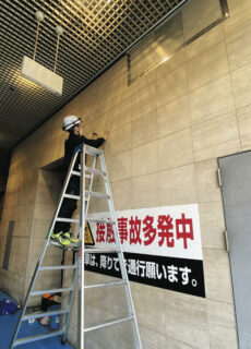 先日の地震で外壁タイルの落下が多く発生しました。