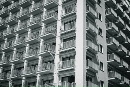 大規模修繕工事における「修繕積立金の値上げ」が問題となっており、資産価値を健全に保つ為にもマンション管理士などによるコンサルティングが効果的です。