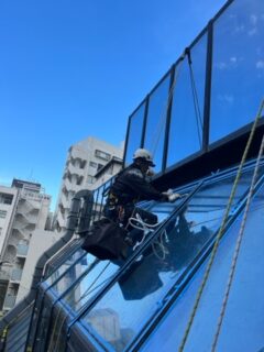 無足場工法ロープアクセス漏水工事　東京都新宿区