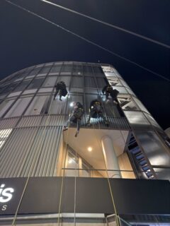 東京都渋谷区　無足場工法ロープアクセス　カーテンウォール漏水工事