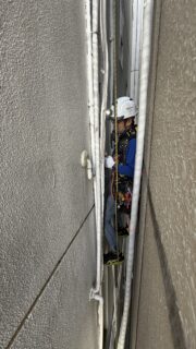 東京都千代田区　無足場工法ロープアクセス漏水工事