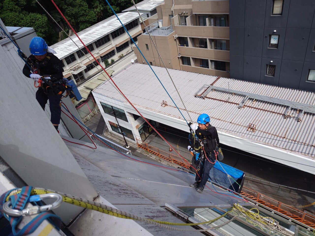 東京都港区　無足場工法ロープアクセス防水工事