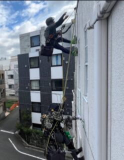 東京都新宿区　無足場工法ロープアクセス漏水工事