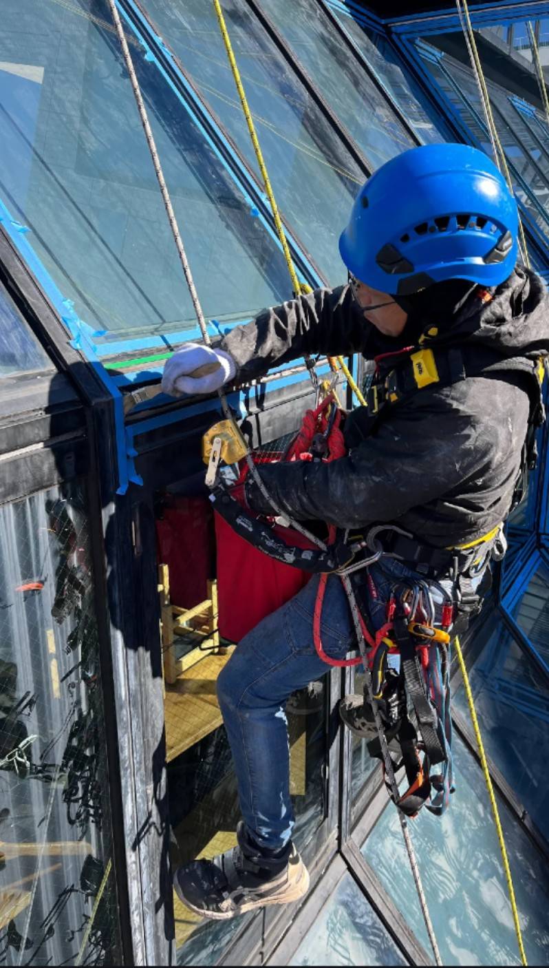 東京都新宿区　無足場工法ロープアクセス防水工事