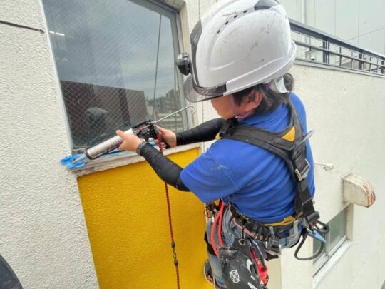 東京都目黒区　無足場工法ロープアクセス漏水工事