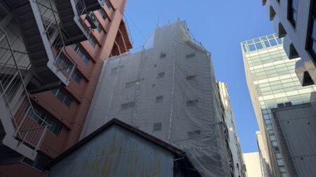 東京都新宿区　無足場工法ロープアクセス漏水工事