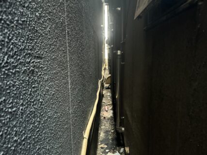 狭小地で足場が建てられない建物の漏水事例