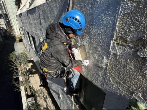 東京都新宿区　無足場工法ロープアクセス外壁補修