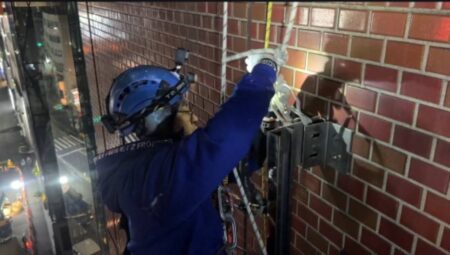 東京都渋谷区　無足場工法ロープアクセス懸垂幕撤去工事