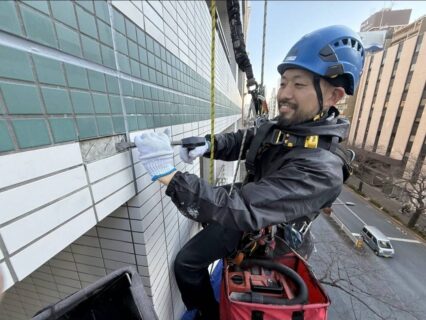東京都渋谷区　無足場工法ロープアクセス外壁タイル工事